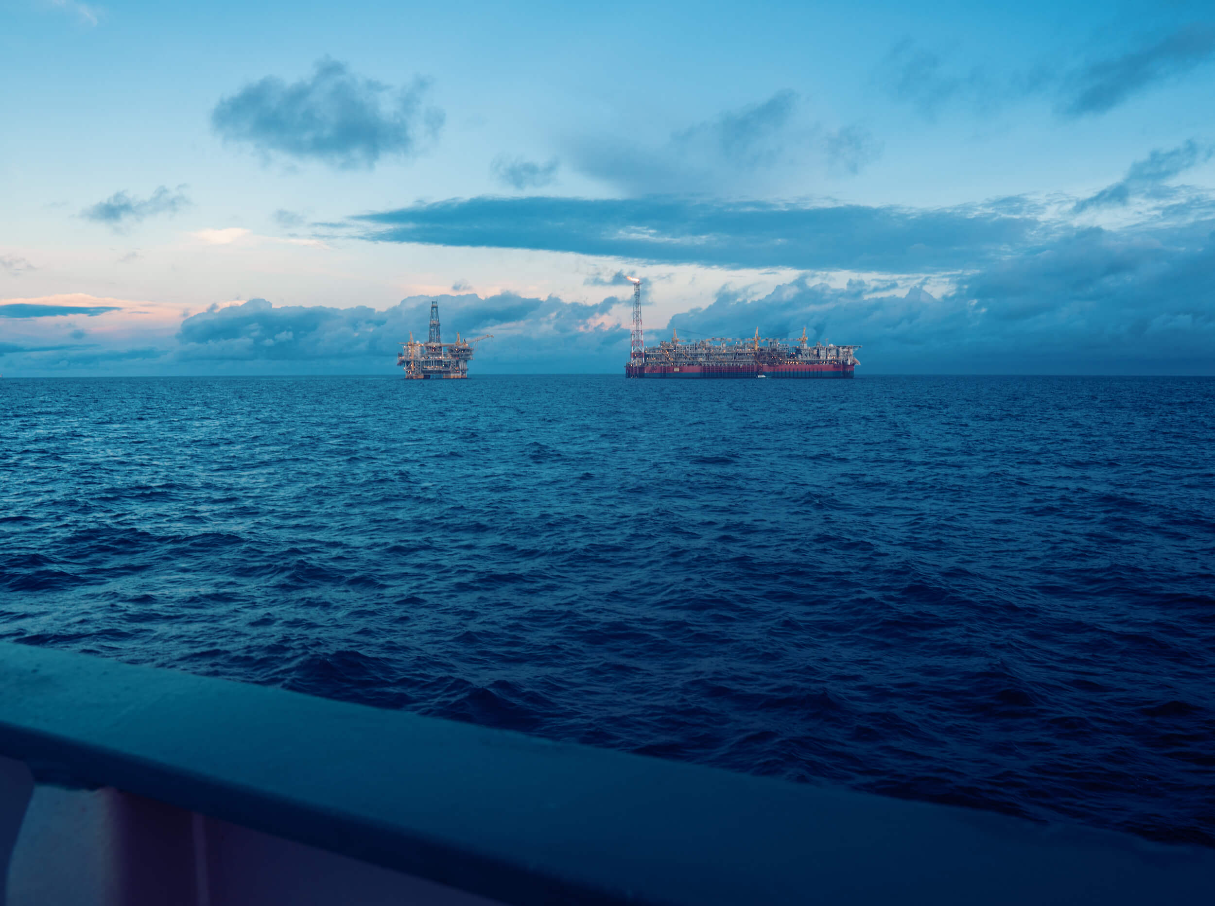 fpso-tanker-vessel-near-oil-rig-platform-offshore-2021-09-03-20-41-35-utc